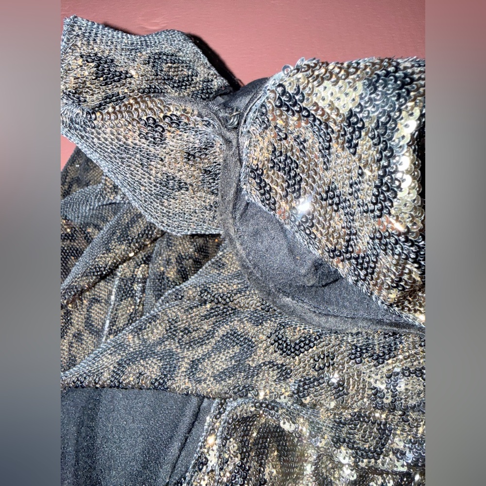 ASTR the label Selene size small leopard sequin mini wrap dress gold with sleeve - Picture 4 of 15